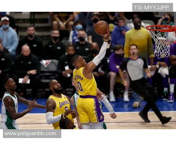 美娜带你全程直播湖人对决独行侠精彩赛事分析与互动评论